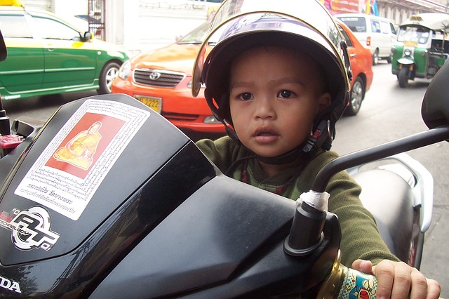 enfant à moto